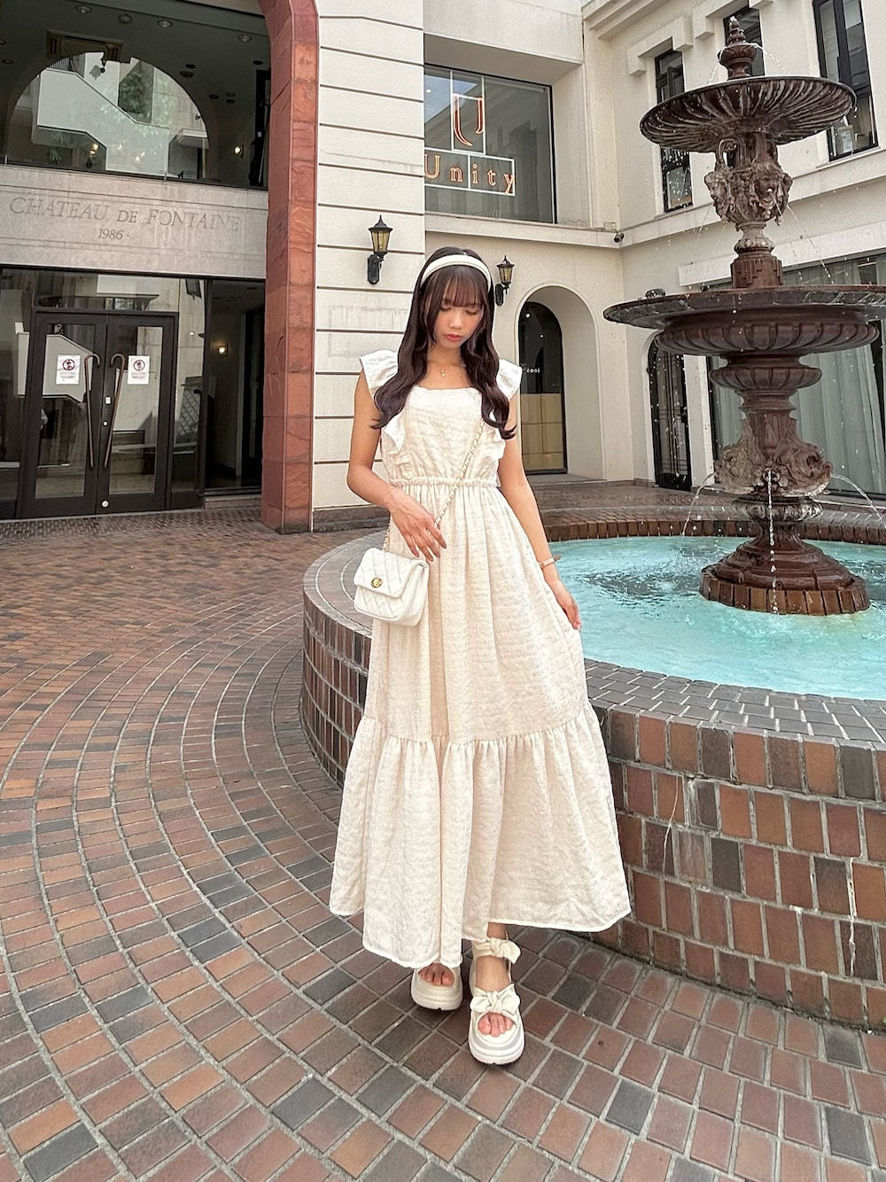 「プチプラ、夏コーデ、夏ワンピース、ワントーンコーデ、夏服、ベージュ、アイボリー、ロングワンピース」｜「INGNIのキルティングミニショルダーバッグ（ショルダーバッグ、ホワイト系）」を使った、杏さん（骨格ウェーブ・レディース・157cm）の夏コーディネートの1枚目の写真