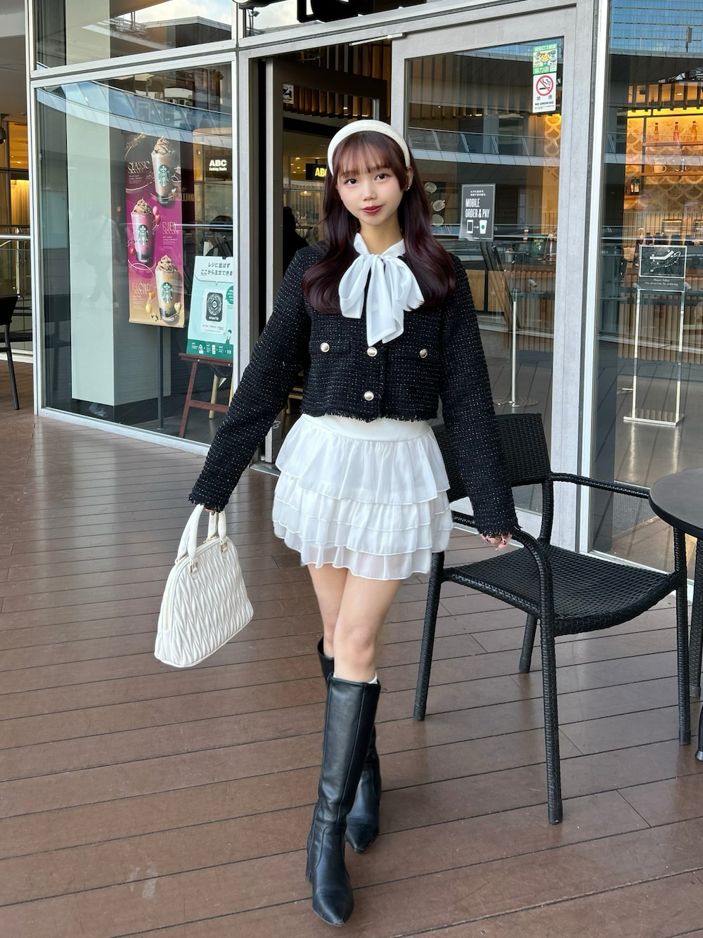 「ミニスカート、大人可愛い、マジェスティックレゴン、フレンチガーリー、推し活コーデ、アフタヌーンティー、韓国っぽ」｜「INGNIのシアーボウタイニット（ニット/セーター、ブラック系）」を使った、杏さん（骨格ウェーブ・レディース・157cm）の冬コーディネートの1枚目の写真