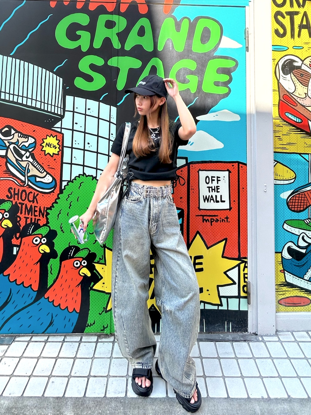 「プチプラ、夏コーデ、お出かけコーデ、カジュアルコーデ、パンツコーデ、デニム、デニムコーデ、夏ファッション」｜「INGNIのメタルロゴサイドギャザーリブTシャツ（Tシャツ/カットソー、ブラック系）」を使った、杏さん（骨格ウェーブ・レディース・157cm）の夏コーディネートの1枚目の写真