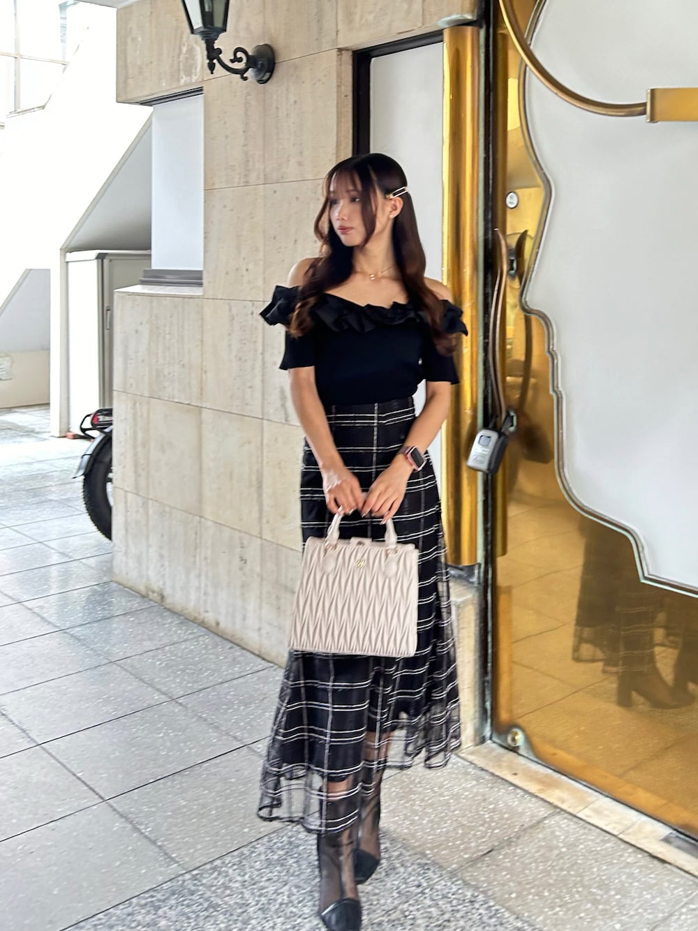 「大人かわいい、夏、大人女子、フェミニン、マーメイドスカート、ディナー」｜「INGNIのフリルオフショル半袖ニット（ニット/セーター、ブラック系）」を使った、杏さん（骨格ウェーブ・レディース・157cm）の夏コーディネートの1枚目の写真
