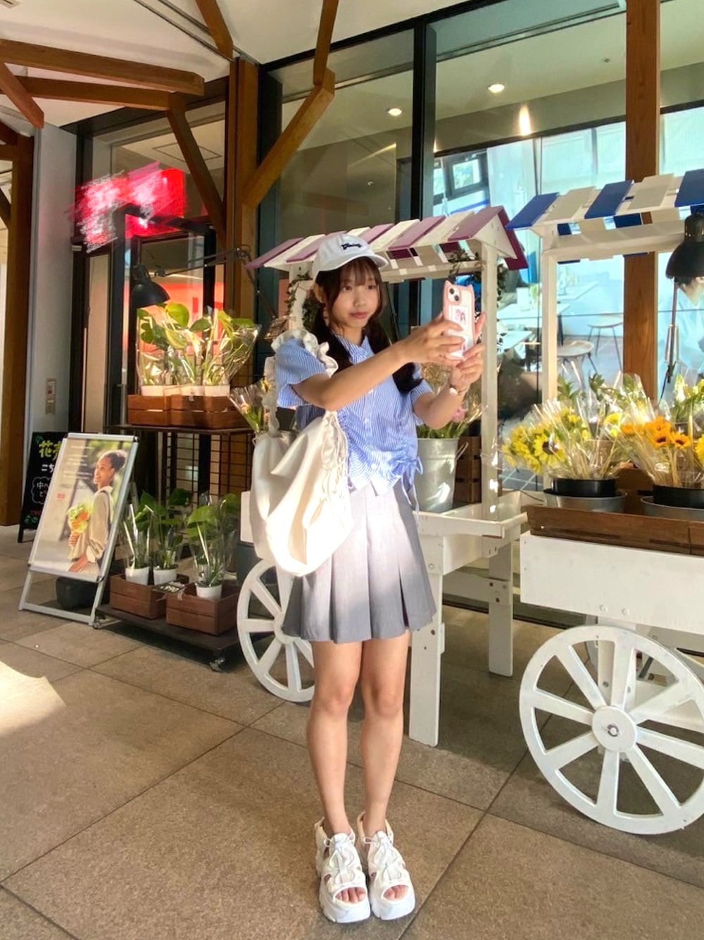 「プチプラ、夏コーデ、カジュアルコーデ、アクティブキュート、アクティブ、お出かけコーデ、テーマパーク、トレンド、プリーツスカート、シャツ好き集まれ」｜「INGNIのロゴ刺しゅうキャップ（キャップ、ホワイト系）」を使った、杏さん（骨格ウェーブ・レディース・157cm）の夏コーディネートの1枚目の写真