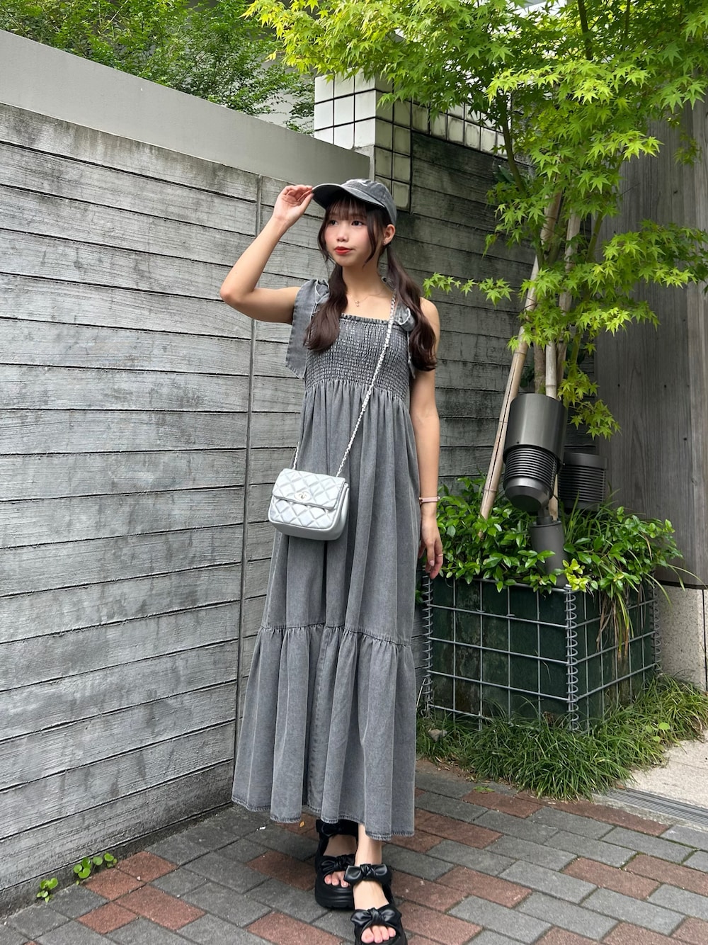 「プチプラ、夏コーデ、お出かけコーデ、甘めカジュアル、デニムコーデ、デニムワンピース、キャミワンピース、デートコーデ、海コーデ、ワンピーススタイル、リゾートスタイル」｜「INGNIのキルティングミニショルダーバッグ（ショルダーバッグ、シルバー系）」を使った、杏さん（骨格ウェーブ・レディース・157cm）の夏コーディネートの1枚目の写真