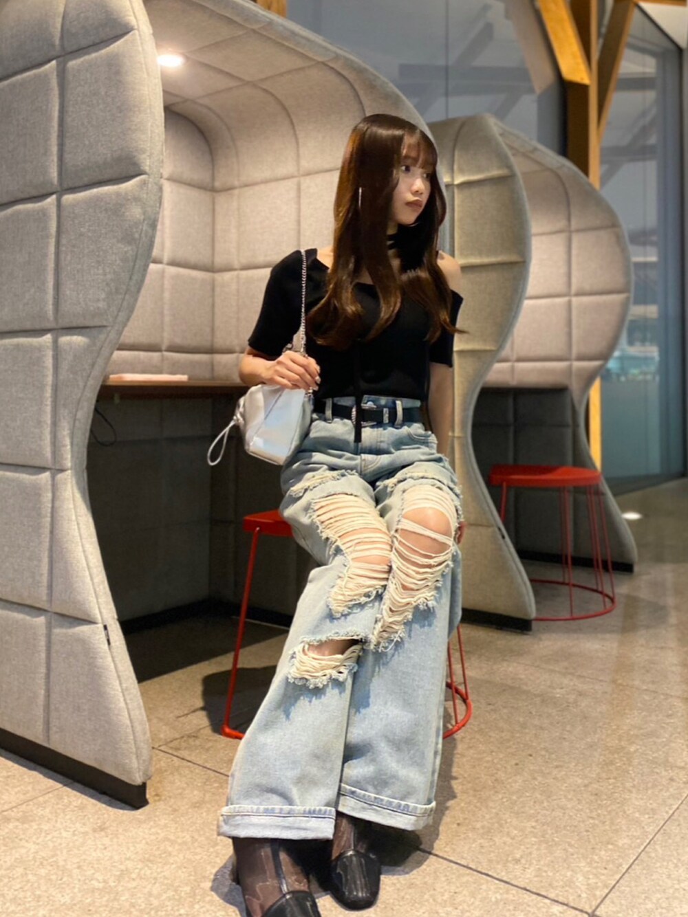 「プチプラ、今日のコーデ、オトナカジュアル、ブラックコーデ、夏服、パンツコーデ、オトナ女子、サマーニット、チョーカー、モード系、カジュアル」｜「INGNIのチョーカー付ワンショル半袖ニット（ニット/セーター、ブラック系）」を使った、杏さん（骨格ウェーブ・レディース・157cm）の夏コーディネートの1枚目の写真
