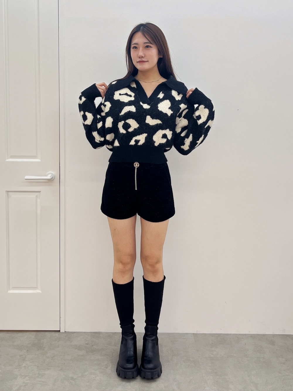 その他のニット/セーター、ブラック系のその他パンツ、ブラック系のブーツを着用したレディースの秋コーディネートの1枚目の写真