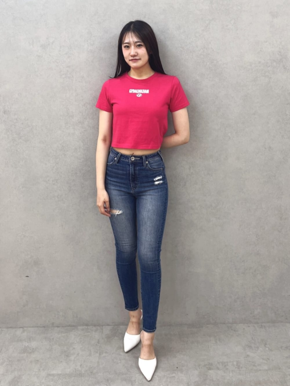 ホワイト系のパンプス、ブルー系のデニムパンツ、ピンク系のTシャツ/カットソーを着用したレディースの夏コーディネートの1枚目の写真