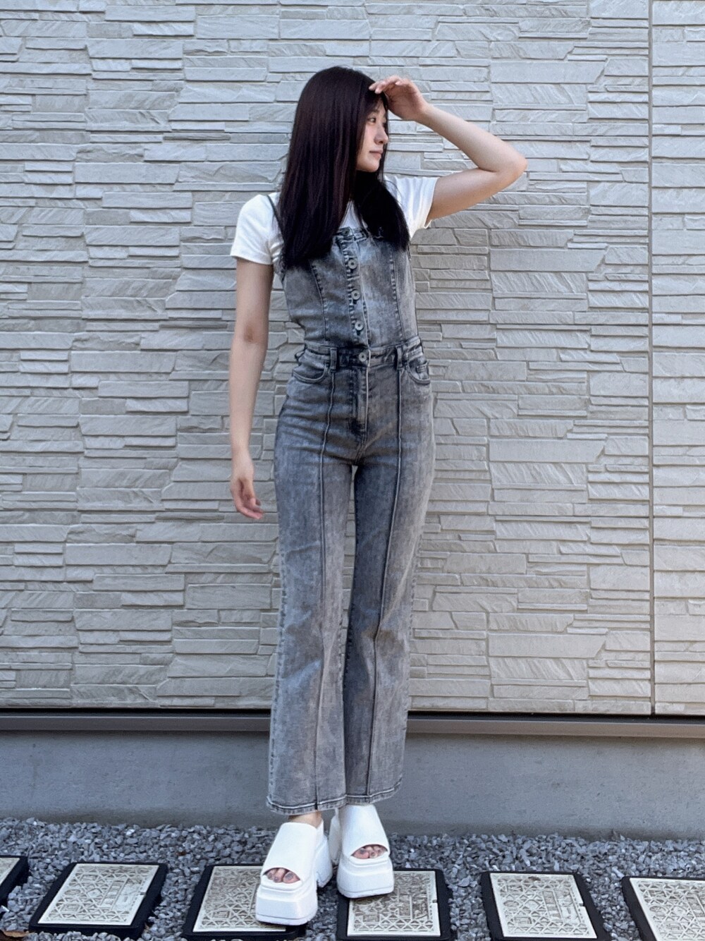 ブラック系のサロペット/オーバーオール、ホワイト系のサンダル、ホワイト系のTシャツ/カットソーを着用したレディースの夏コーディネートの1枚目の写真