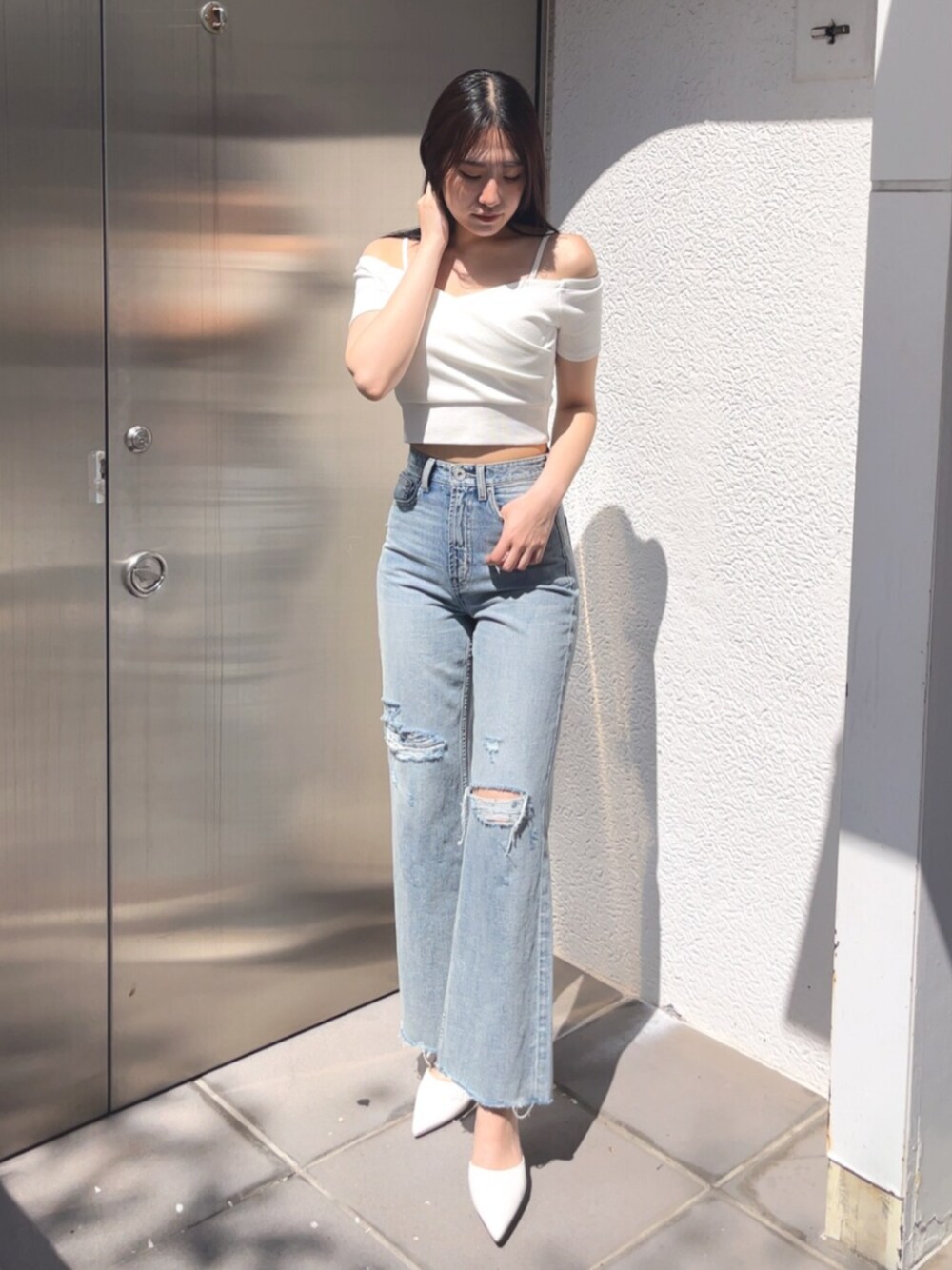 ホワイト系のパンプス、ブルー系のデニムパンツ、ホワイト系のTシャツ/カットソーを着用したレディースの春コーディネートの1枚目の写真