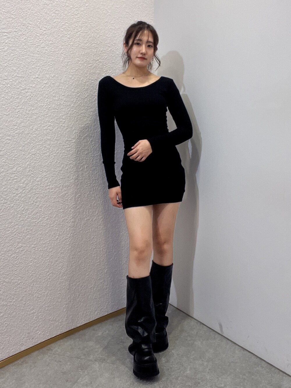 ブラック系のワンピース、ブラック系のブーツ、ブラック系のチューブトップを着用したレディースの夏コーディネートの1枚目の写真