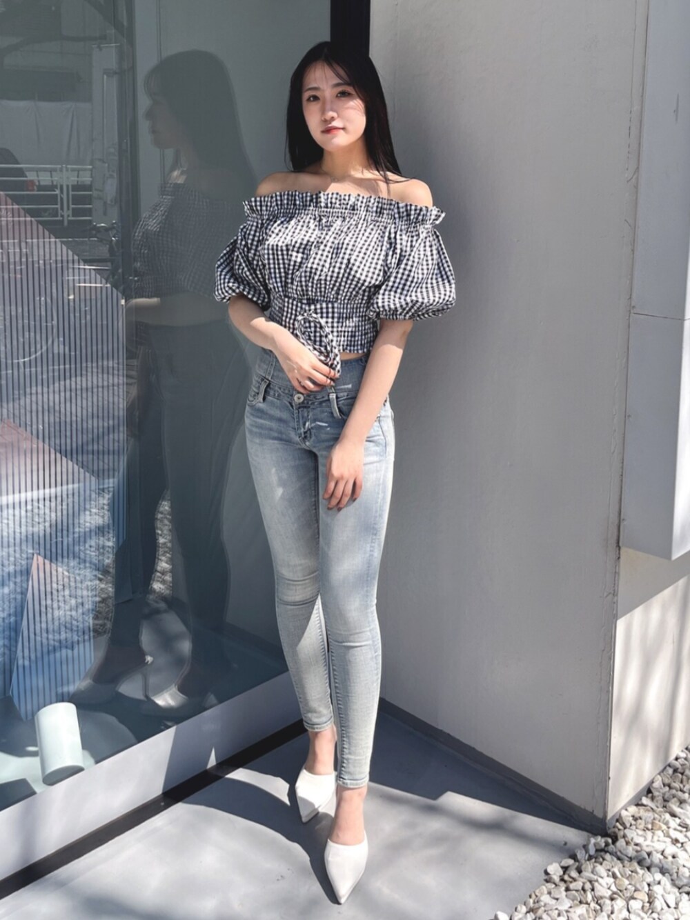 その他のシャツ/ブラウス、ブルー系のデニムパンツ、ホワイト系のパンプスを着用したレディースの春コーディネートの1枚目の写真