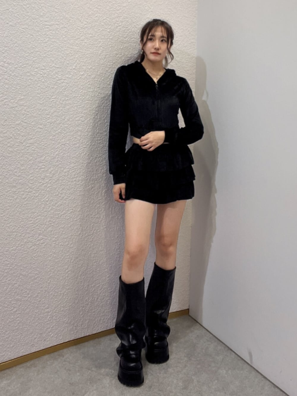 ブラック系のブーツ、ブラック系のパーカー、ブラック系のその他パンツを着用したレディースの夏コーディネートの1枚目の写真