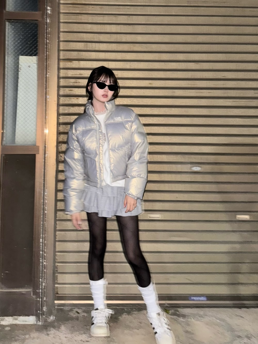 「今日のコーデ、シルバー、春、低身長コーデ、骨格ストレート、ラフコーデ」｜「codegraphyの(Women) RDS glossy duck down puffa short padding（ダウンジャケット/コート、シルバー系）」を使った、胡熊もえさん（骨格ストレート・レディース・153cm）の冬コーディネートの1枚目の写真