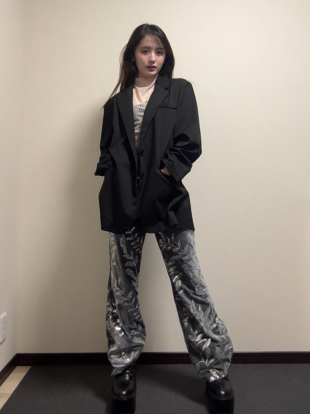 「真冬のあったかスタイル、オトナ女子、オトナカワイイ、キレイめ、大人コーデ、低身長女子、スタイリッシュ、シック、骨格ストレート」｜「ACLENTのラインワークタトゥーシアートップ（その他トップス、ベージュ系）」を使った、胡熊もえさん（レディース・153cm）の冬コーディネートの1枚目の写真