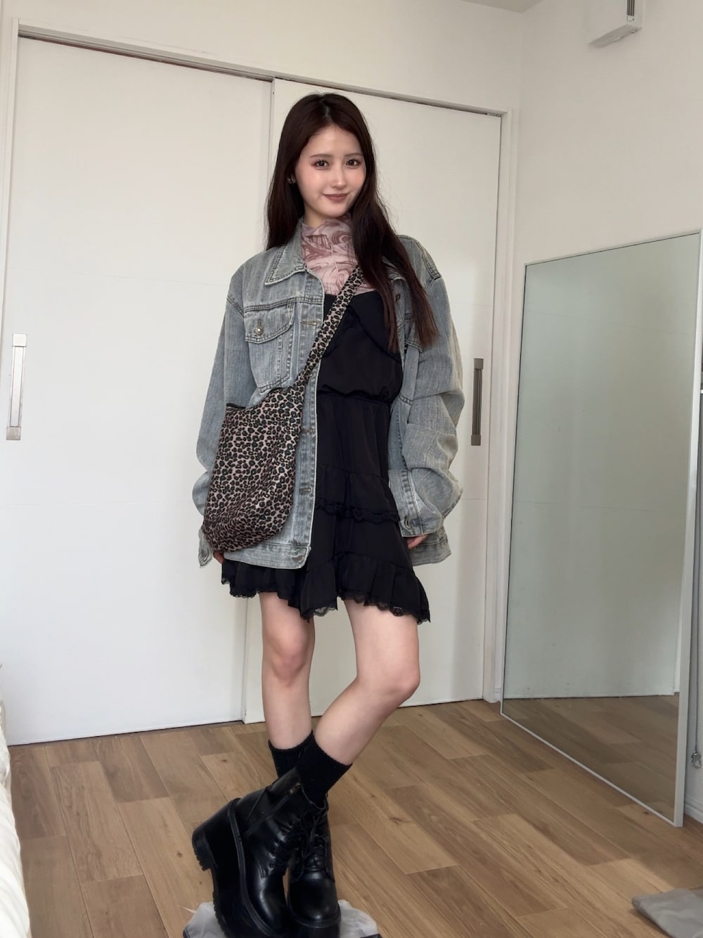 「柄シャツ、アメカジ、今日のコーデ、ラフコーデ、ootd、おしゃれさんと繋がりたい、プチプラコーデ、デニムコーデ、古着MIX、最近のいい感じコーデ、150cm台コーデ、低身長、低身長コーデ、骨格ストレート、ママコーデ」｜「GRLのアイテム（シューズ、ブラック系）」を使った、胡熊もえさん（骨格ストレート・レディース・153cm）の夏コーディネートの1枚目の写真