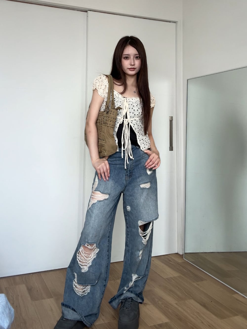 「ブラウン、厚底シューズ、トラックパンツ、秋服準備はじめました、ショルダーバッグ、シンプルスタイル、骨格ストレート、低身長、テイラードジャケット、モノトーンコーデ、いいね、save、フォローお願いします🤑」｜「anyonemoreのアイレットフリルリボンフレンチスリーブブラウス（シャツ/ブラウス、ベージュ系）」を使った、胡熊もえさん（骨格ストレート・レディース・153cm）の夏コーディネートの1枚目の写真