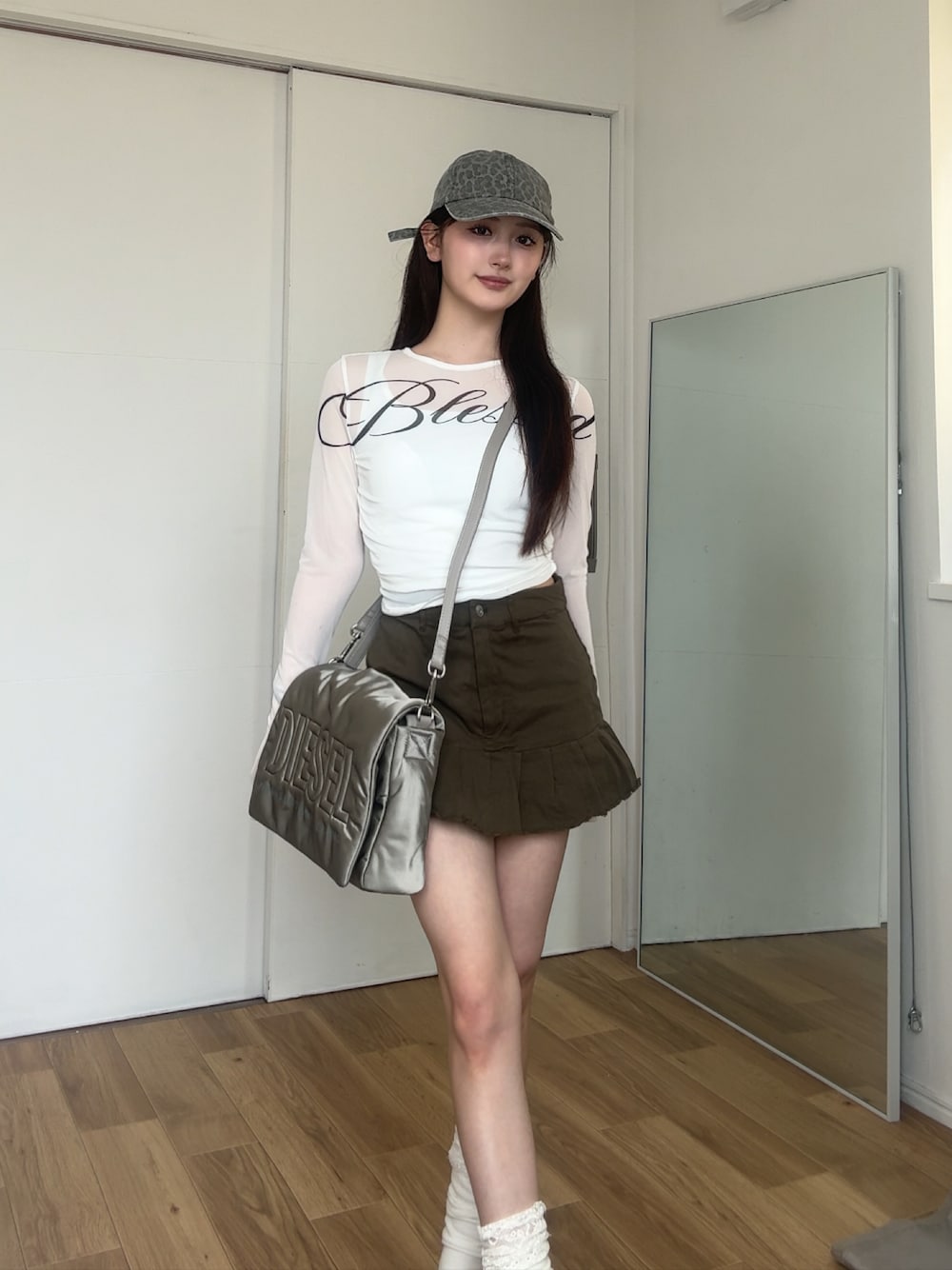 「スポーツミックス、白Tシャツ、ootd、大人カジュアルコーデ、キレイめコーデ、シンプルコーデ、150cm台コーデ、今日のコーデ、骨格ストレート、低身長、低身長コーデ、ミニスカート、GRL、プチプラ、プチプラコーデ」｜「GRLのアイテム（スカート、グリーン系）」を使った、胡熊もえさん（骨格ストレート・レディース・153cm）の夏コーディネートの1枚目の写真