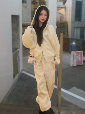 「younger song（ヤンガーソング）のアイテム（セットアップ、ベージュ系）」を使った、胡熊もえさん（レディース・153cm）の冬コーディネート