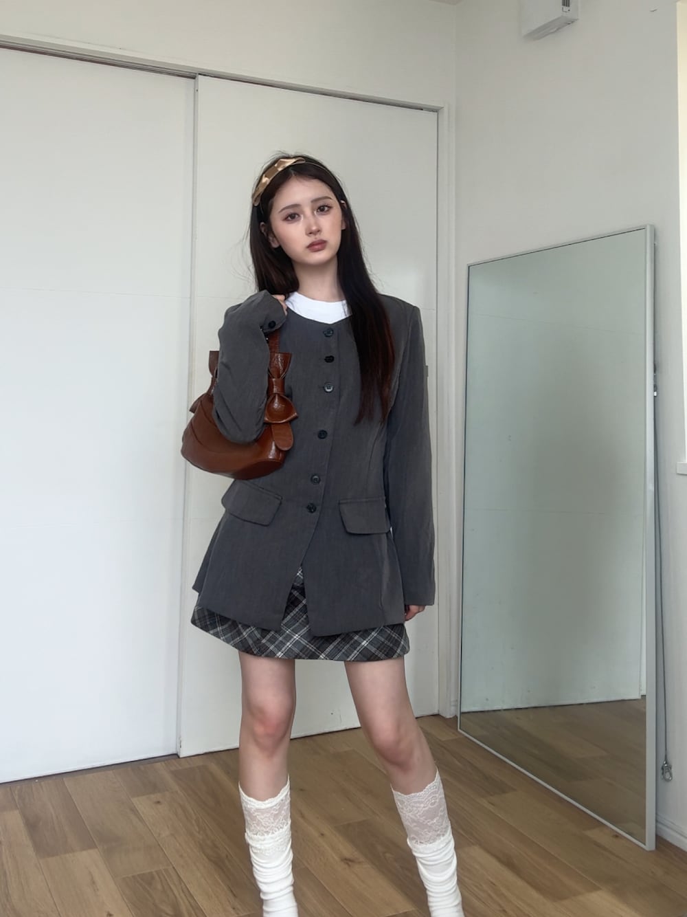 「モノトーン、おでかけコーデ、シンプルスタイル、シャツスタイル、大人可愛い、プチプラ、淡色コーデ、プチプラコーデ、低身長、低身長コーデ、骨格ストレート、骨スト」｜「GRLのアイテム（バッグ、ブラウン系）」を使った、胡熊もえさん（骨格ストレート・レディース・153cm）の夏コーディネートの1枚目の写真