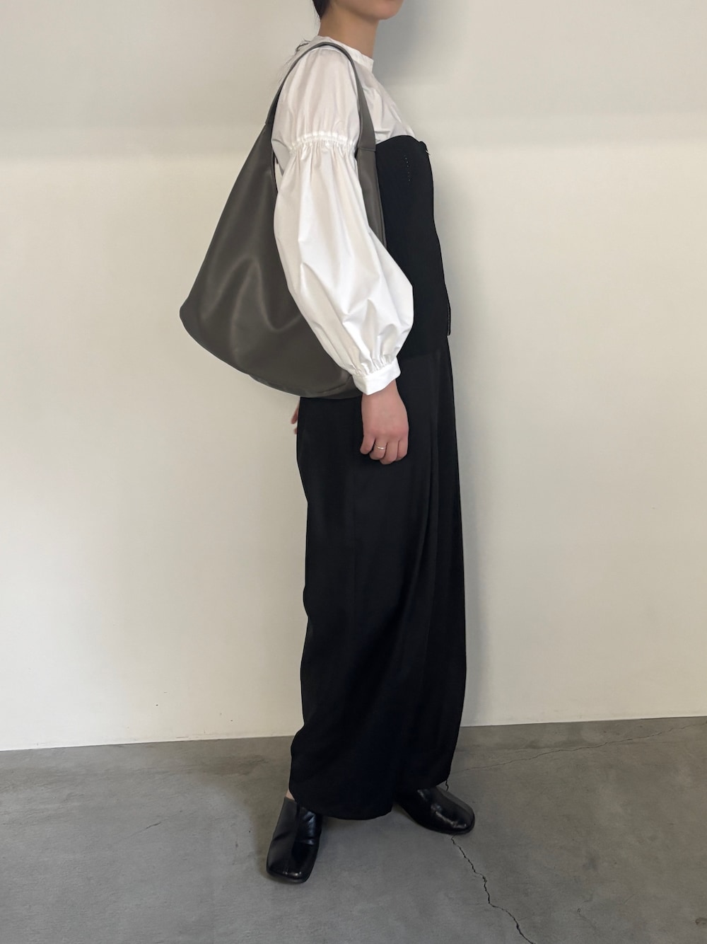 「プチプラ、休日スタイル、大人コーデ、オトナカジュアル、大人かわいい、ootd、秋冬コーデ、ワントーンコーデ、パンツスタイル、25春イベントコーデ、レディースファッション、いいね、save、フォローお願いします🤑、キレイめ、モノトーンコーデ、高身長コーデ」｜「select MOCA by sonのボリュームギャザースリーブブラウス（シャツ/ブラウス、ホワイト系）」を使った、AYAMEさん（骨格ストレート・レディース・167cm）の冬コーディネートの1枚目の写真