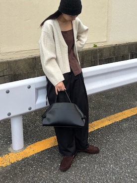 「アイテム（スラックス、ブラック系）」を使った、AYAMEさん（レディース・167cm）の秋コーディネート