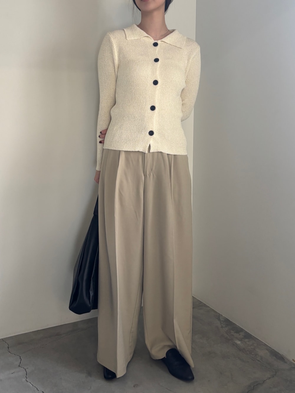 「春先取り、おでかけコーデ、パンツスタイル、大人コーデ、春カラー、大人かわいい、おしゃれさんと繋がりたい、モノトーンコーデ、ラフコーデ、大人可愛い、大人女子、プチプラ、休日スタイル」｜「select MOCAのサマーニットカーディガン（カーディガン/ボレロ、ホワイト系）」を使った、AYAMEさん（レディース・167cm）の冬コーディネートの1枚目の写真