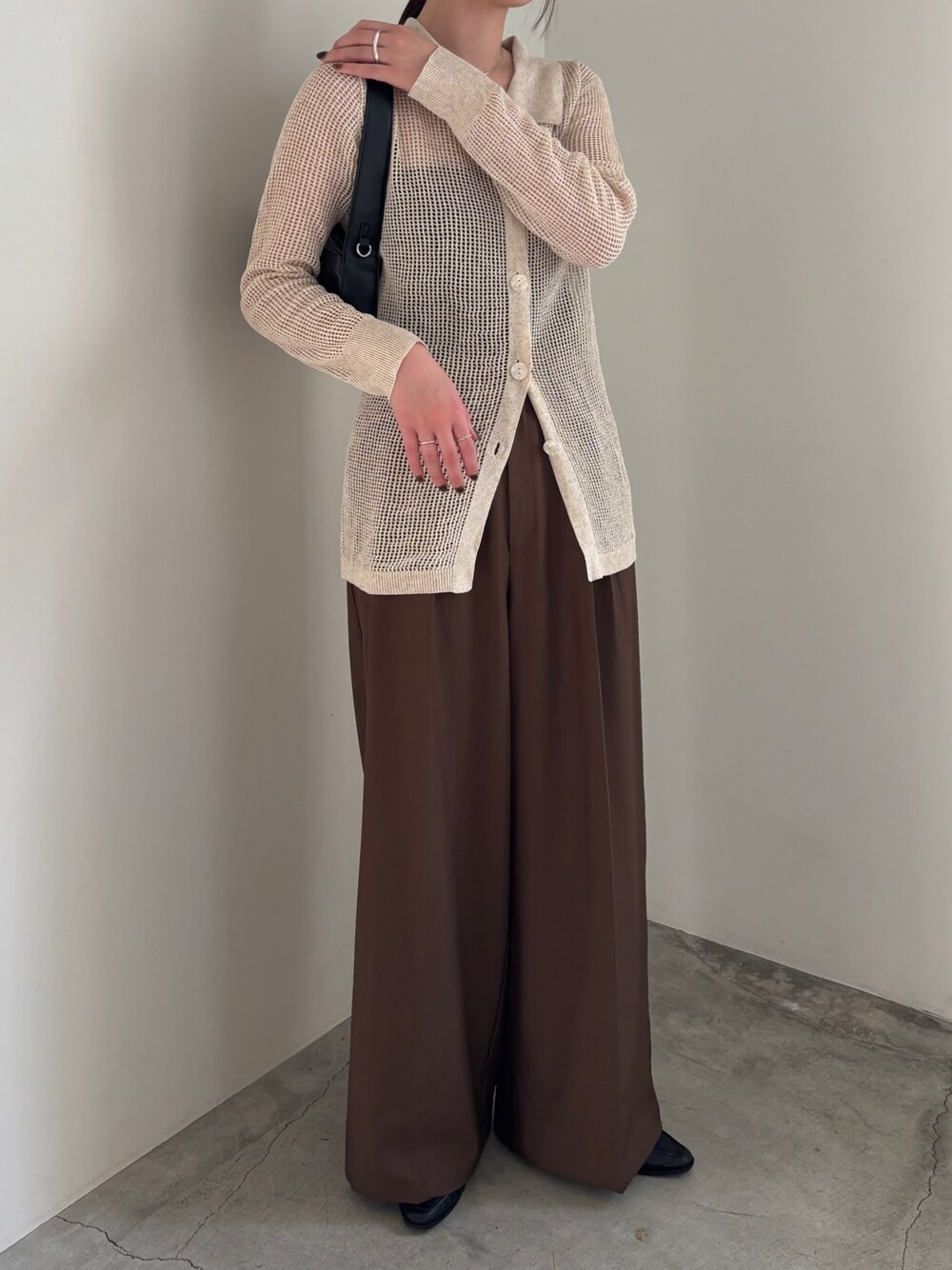 「春コーデ、春めき満開コーデ、春服コーデ、おでかけコーデ、オトナカジュアル、大人ファッション、お花見コーデ、春カラー、おしゃれさんと繋がりたい、楽チンコーデ、大人コーデ、シンプルスタイル、スラックス、モノトーンコーデ」｜「select MOCA by sonのセンタープレスタックワイドスラックス（スラックス、ブラウン系）」を使った、AYAMEさん（レディース・167cm）の春コーディネートの1枚目の写真