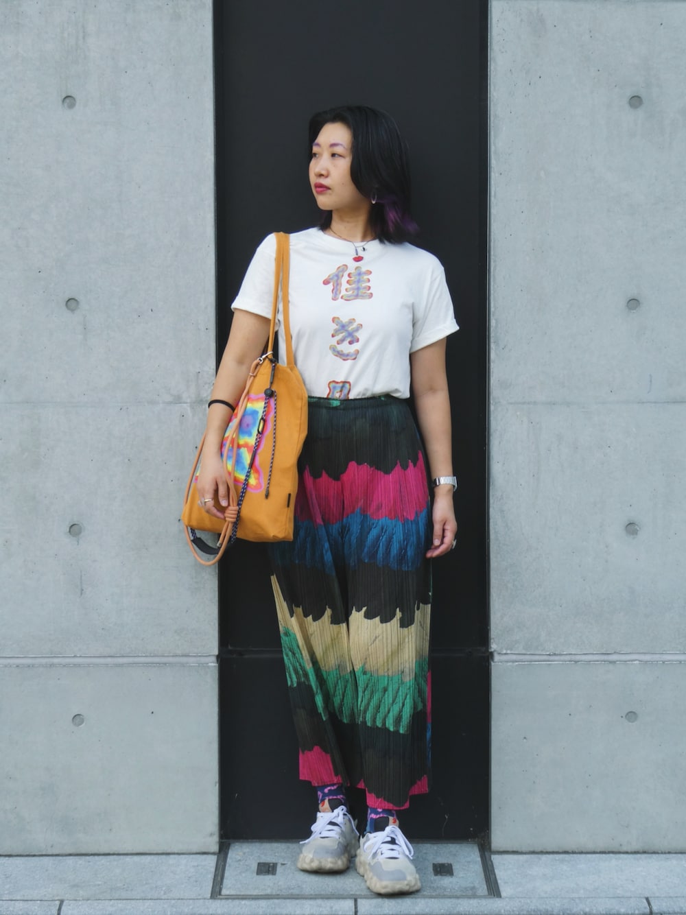 「夏だ！Tシャツ着よう！、さらっと晴れやかスナップ、スニーカーコーデ、Tシャツコーデ、柄パンツ」｜「Topologieのアイテム（その他小物、オレンジ系）」を使った、yokihikmさん（レディース・166cm）の夏コーディネートの1枚目の写真