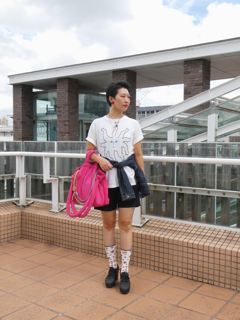「Tシャツ、ソックス、靴下コーデ」｜「olendのアイテム（ショルダーバッグ、ピンク系）」を使った、yokihikmさん（レディース・166cm）の秋コーディネートの1枚目の写真