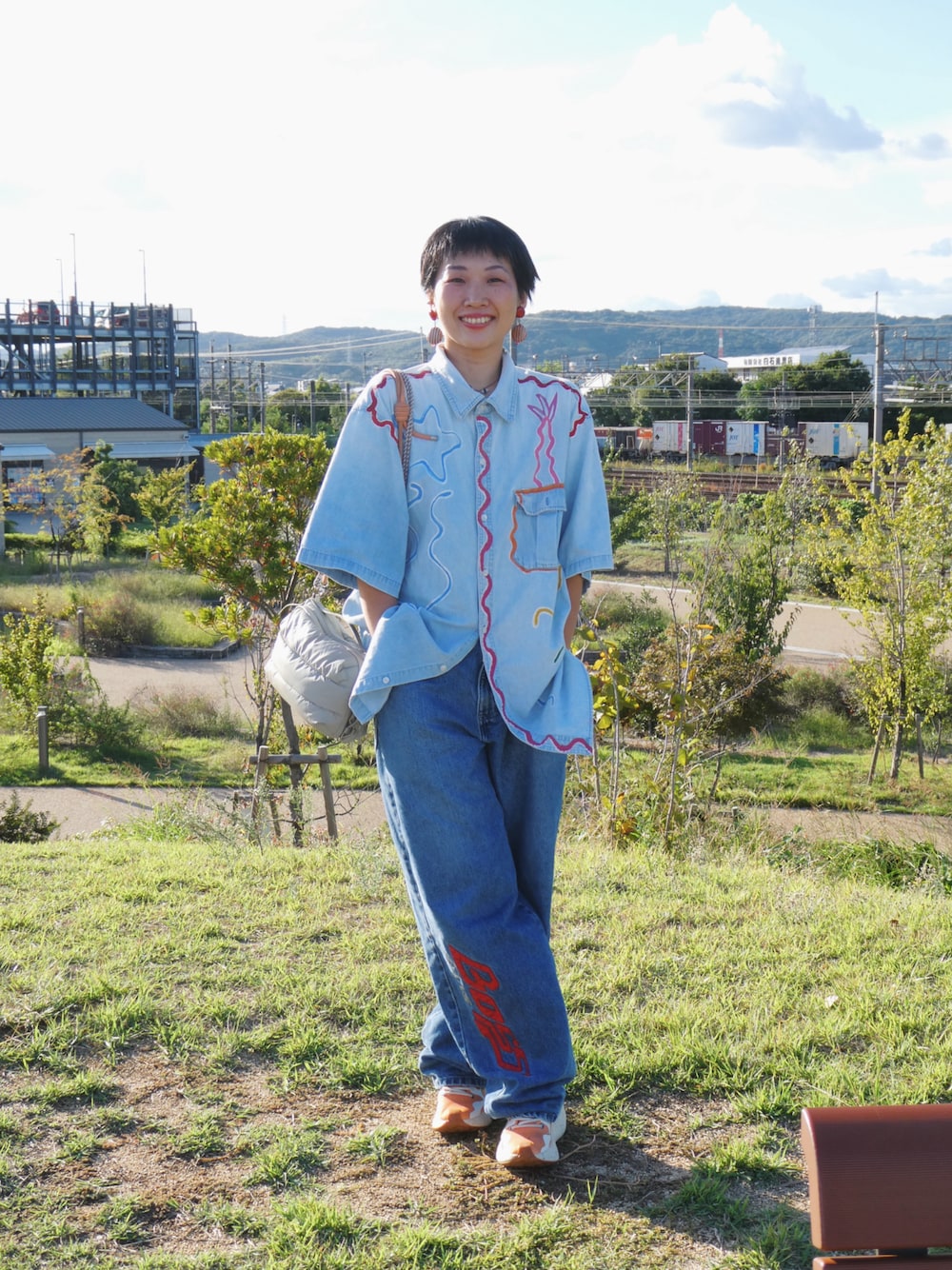 「秋っぽコーデ更新中」｜「YOKIHIのアイテム（シャツ/ブラウス、ブルー系）」を使った、yokihikmさん（レディース・166cm）の秋コーディネートの1枚目の写真