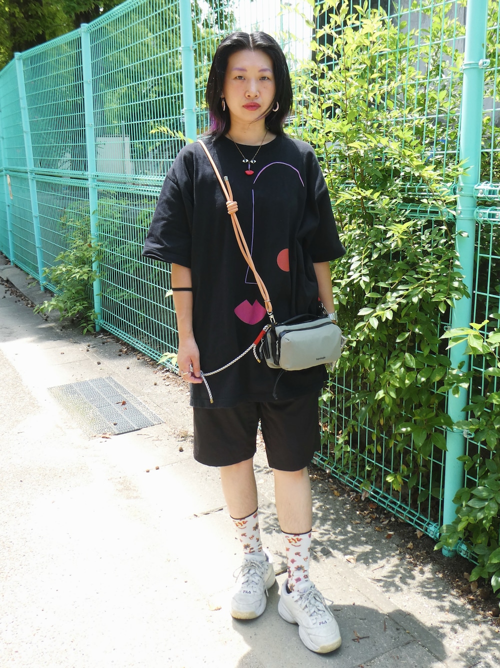「夏だ！Tシャツ着よう！、さらっと晴れやかスナップ、ootd、ビッグシルエット、ハーフパンツ、夏ファッション、楽チンコーデ、春夏コーデ」｜「YOKIHIのアイテム（Tシャツ/カットソー、ブラック系）」を使った、yokihikmさん（レディース・166cm）の夏コーディネートの1枚目の写真