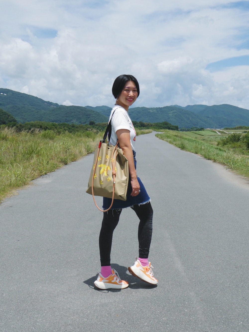 「夏服、デニムスカート、スニーカーコーデ、Tシャツ、夏コーデ」｜「Topologieのアイテム（その他小物、オレンジ系）」を使った、yokihikmさん（レディース・166cm）の夏コーディネートの1枚目の写真