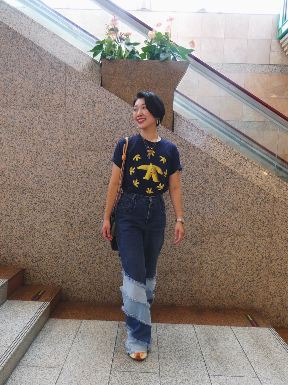 「Tシャツ×デニム、Tシャツ、スニーカーコーデ」｜「YOKIHIのアイテム（Tシャツ/カットソー、ホワイト系）」を使った、yokihikmさん（レディース・166cm）の夏コーディネートの1枚目の写真