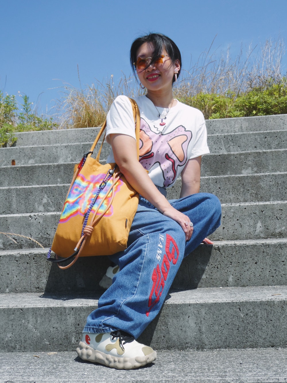 「夏だ！Tシャツ着よう！、さらっと晴れやかスナップ、デニム、スニーカー、ラクチンコーデ、夏服、Tシャツコーデ、古着MIX」｜「YOKIHIのアイテム（トートバッグ、オレンジ系）」を使った、yokihikmさん（レディース・166cm）の夏コーディネートの1枚目の写真