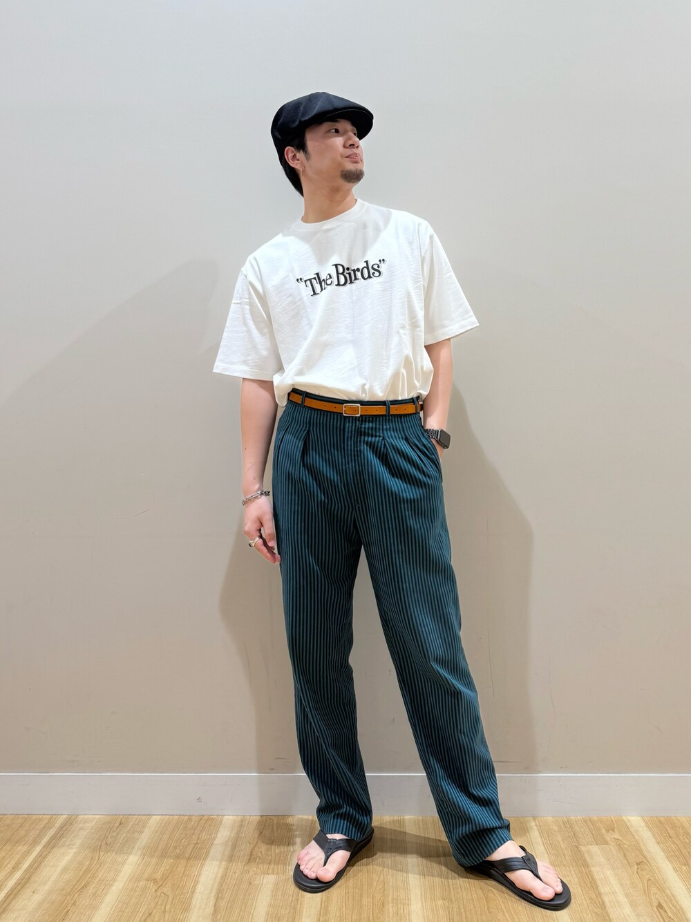 ホワイト系のTシャツ/カットソー、ブラウン系のベルトを着用したメンズの夏コーディネートの1枚目の写真