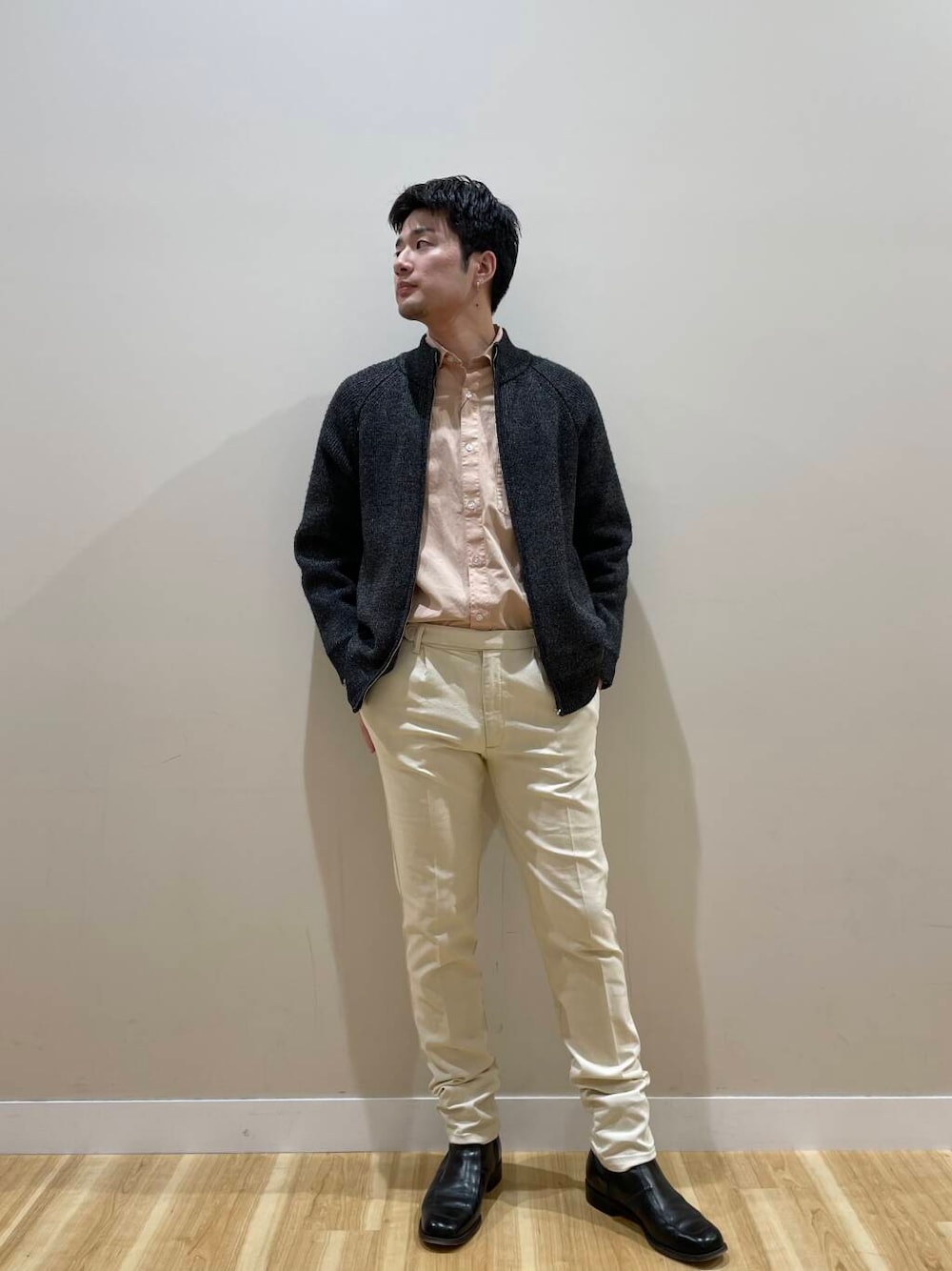 ベージュ系のシャツ/ブラウス、ブラック系のカーディガン/ボレロ、ホワイト系のデニムパンツを着用したメンズの冬コーディネートの1枚目の写真