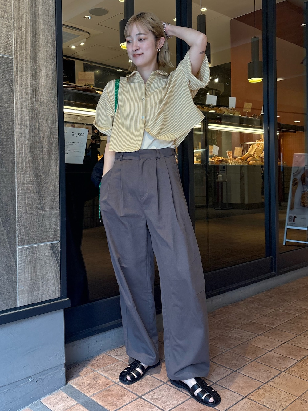 「Ungridの【新色追加】コクーンチノパンツ（チノパンツ、グレー系）」を使った、髙崎弥生さん（レディース・167cm）の春コーディネートの1枚目の写真