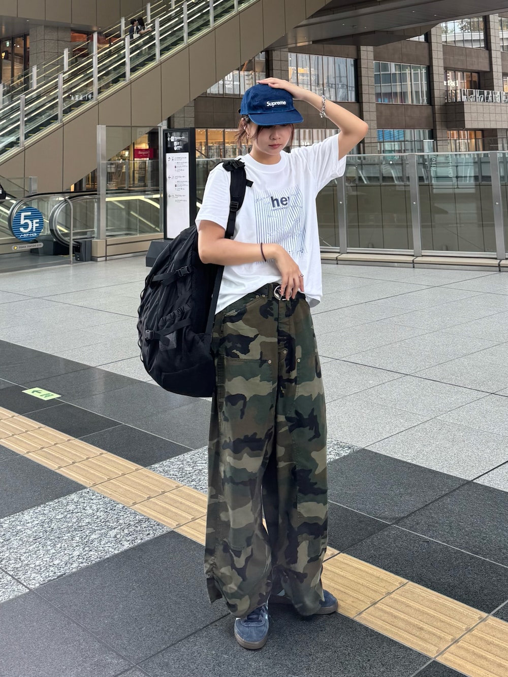 Supreme のアイテムを使った「迷彩パンツ」の人気ファッション