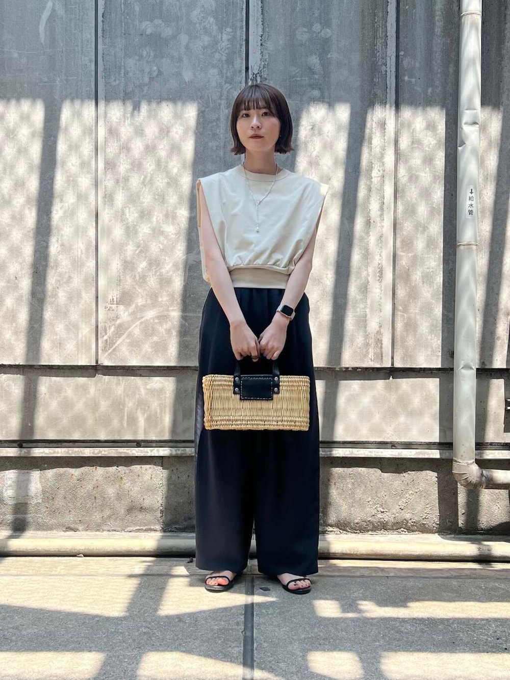 「アーバンリサーチ、URBANRESEARCH、パンツスタイル、夏、休日スタイル、ROSSO、サンダルコーデ、きれいめtシャツ」｜「LAATOのfast dry no sleeve festee（Tシャツ/カットソー、ホワイト系）」を使った、araiさん（レディース・161cm）の春コーディネートの1枚目の写真