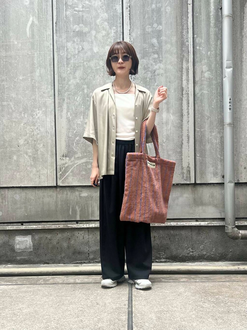 「シャツ、アーバンリサーチ、ワイドパンツ、サングラス、URBANRESEARCH、トートバッグ、スニーカーコーデ、パンツスタイル、夏、休日スタイル、キュプラ、旅行コーデ、decor、デコール、イエべ秋」｜「URBAN RESEARCHのタックギャザーストレートパンツ（その他パンツ、ブラック系）」を使った、araiさん（レディース・161cm）の春コーディネートの1枚目の写真