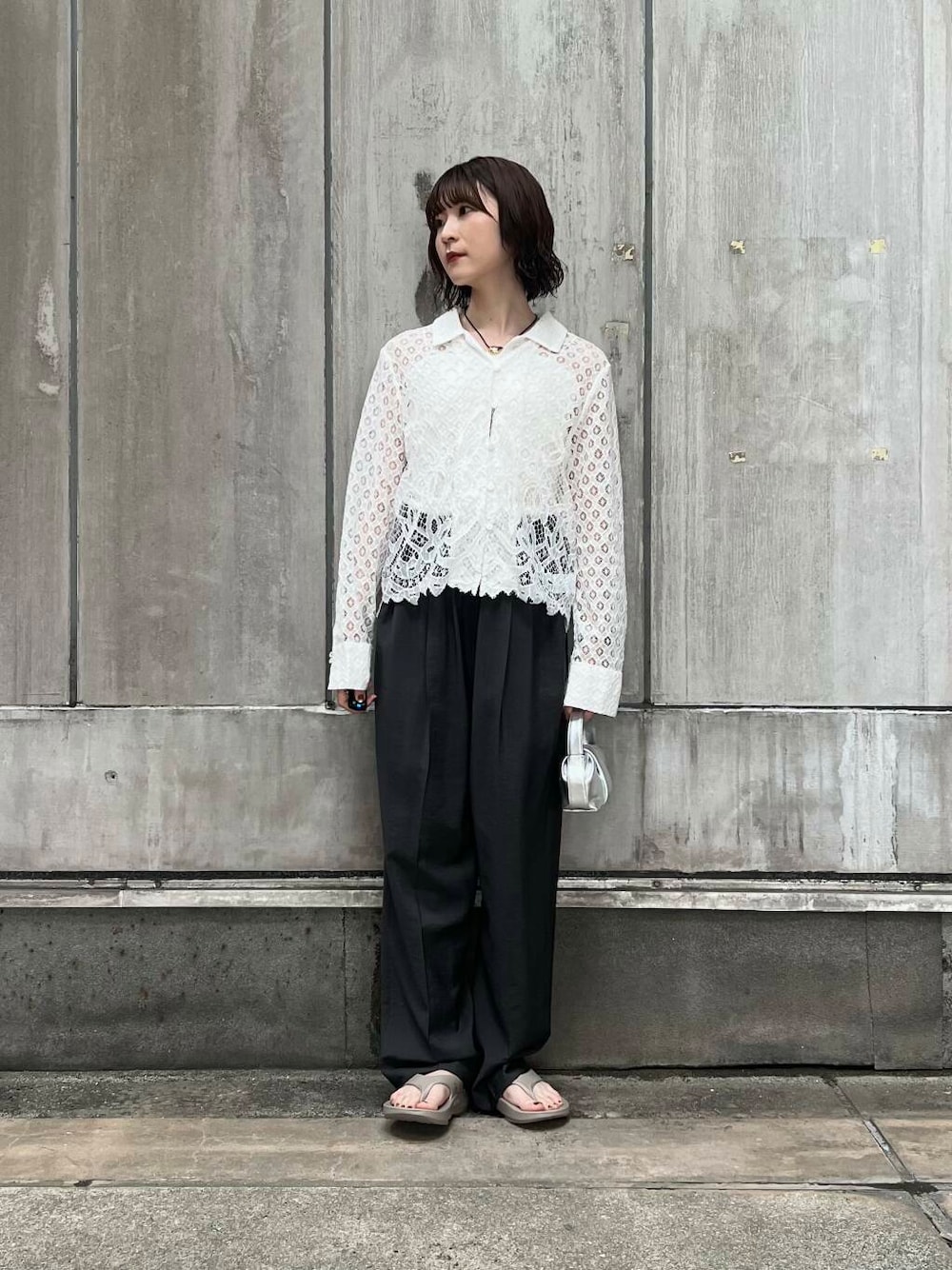 「シャツ、アーバンリサーチ、URBANRESEARCH、レース、休日スタイル、レースシャツ、インドレース、スタッフのこれ買いました、トレンドシャツ」｜「URBAN RESEARCHのインドレースオープンカラーシャツ（シャツ/ブラウス、ホワイト系）」を使った、araiさん（レディース・161cm）の春コーディネートの1枚目の写真