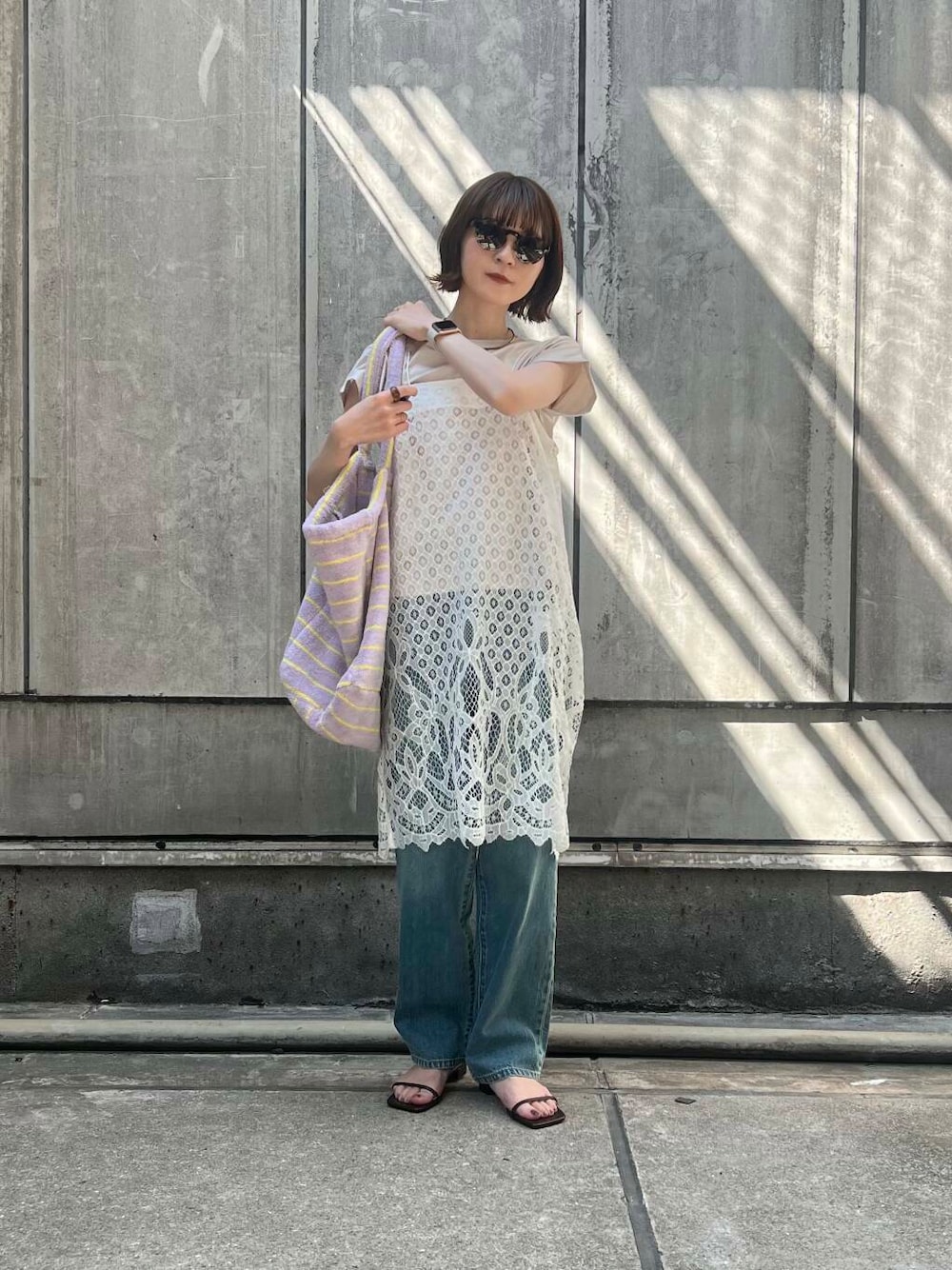 「アーバンリサーチ、デニム、Tシャツ、URBANRESEARCH、サンダル、パンツスタイル、夏、休日スタイル、サンダルコーデ、旅行コーデ、暑い、イエべ秋、イエべ、テーマパークコーデ、bongust」｜「URBAN RESEARCHのインドレースベアキャミワンピース（ワンピース、ホワイト系）」を使った、araiさん（レディース・161cm）の春コーディネートの1枚目の写真