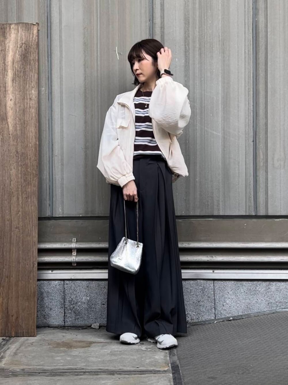 「URBANRESEARCH、ボーダー、ブルゾン、スニーカーコーデ、latto」｜「LAATOのwide tack pants（その他パンツ、グレー系）」を使った、araiさん（レディース・161cm）の春コーディネートの1枚目の写真