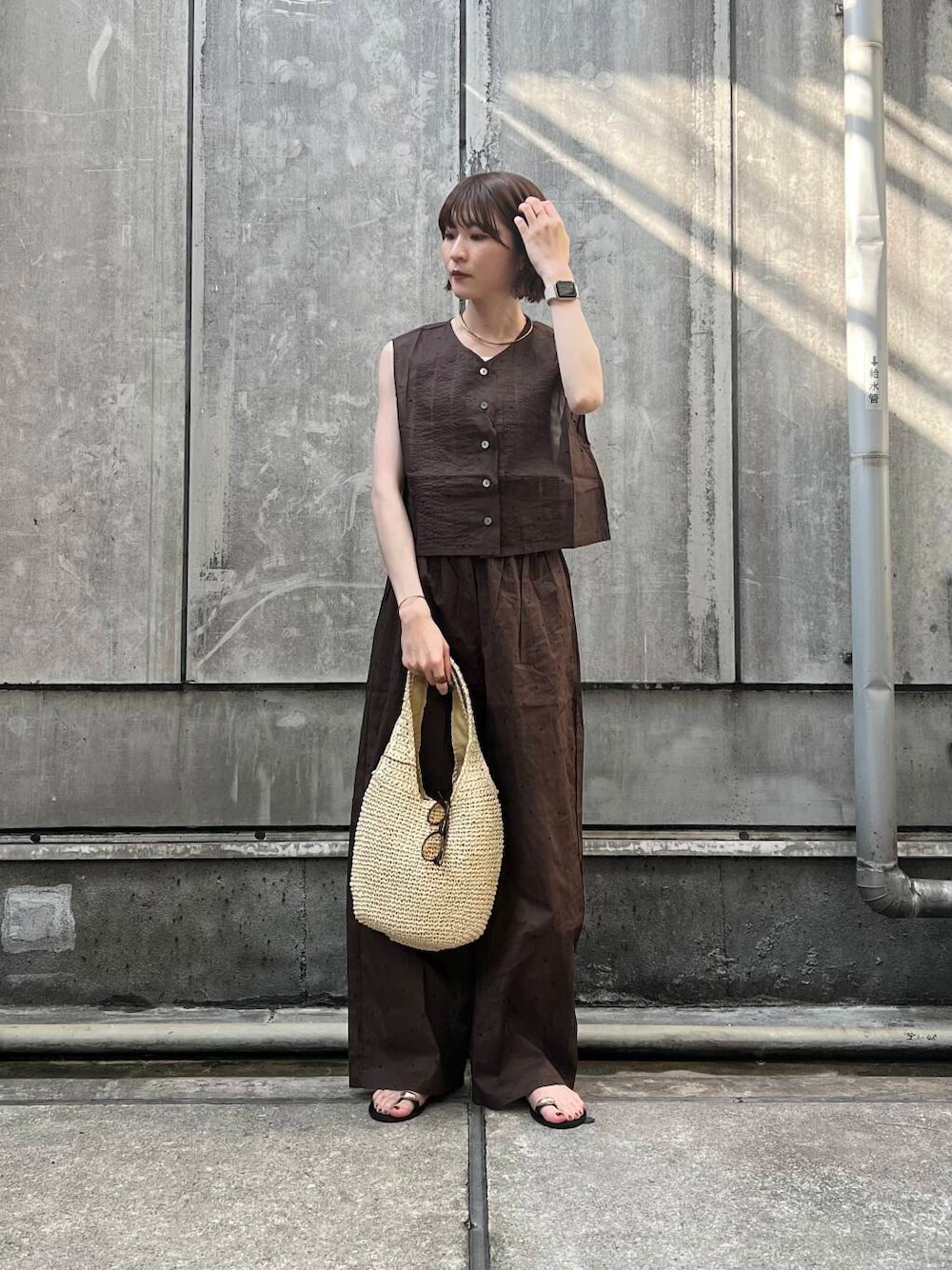 「アーバンリサーチ、セットアップ、ブラウン、URBANRESEARCH、サンダル、ドット、パンツスタイル、夏、休日スタイル、サンダルコーデ、旅行コーデ、オーガンジー、暑い、イエべ秋、イエべ」｜「KANEKO OPTICALの『別注』KANEKO OPTICAL×URBAN RESEARCH　URA-07（メガネ、ブラウン系）」を使った、araiさん（レディース・161cm）の春コーディネートの1枚目の写真