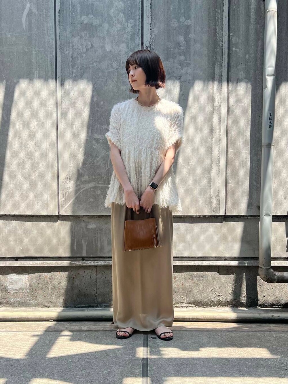 「アーバンリサーチ、URBANRESEARCH、サンダル、サテン、夏、休日スタイル、ROSSO、サンダルコーデ、スカートコーデ、淡色コーデ、淡色、キュプラ、イエべ秋、イエべ、やや暑い」｜「URBAN RESEARCH ROSSO WOMENのAULENTTI　フリンジBAG（ハンドバッグ、イエロー系）」を使った、araiさん（レディース・161cm）の春コーディネートの1枚目の写真