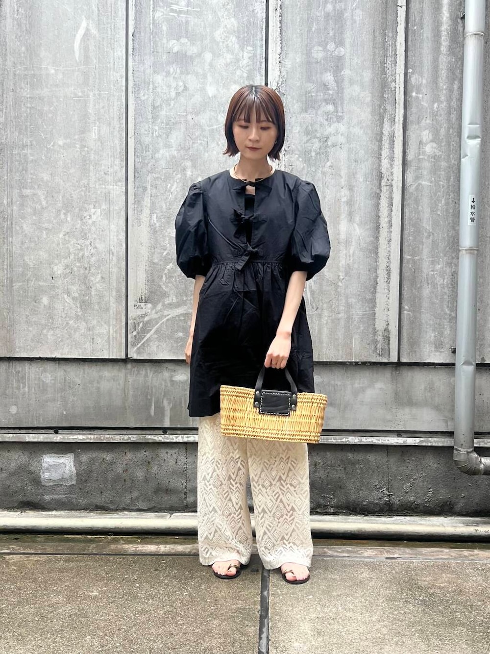 「アーバンリサーチ、イージーパンツ、URBANRESEARCH、サンダル、ブラック、パンツスタイル、夏、かごバッグ、休日スタイル、ROSSO、サンダルコーデ、旅行コーデ、暑い、イエべ秋、ganni」｜「URBAN RESEARCHのストローカゴバッグ（かごバッグ、ブラック系）」を使った、araiさん（レディース・161cm）の夏コーディネートの1枚目の写真