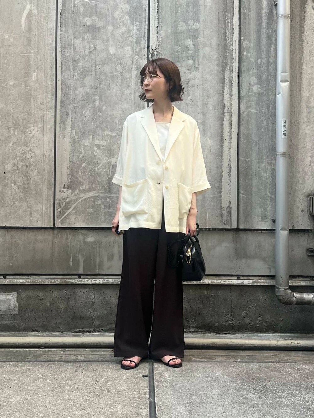 「アーバンリサーチ、ジャケット、メガネ、イージーパンツ、ブラウン、URBANRESEARCH、サンダル、パンツスタイル、夏、休日スタイル、ROSSO、PIENI、サンダルコーデ、旅行コーデ、眼鏡コーデ」｜「PIENIのPIENI　BOSTON with strap（ショルダーバッグ、ブラック系）」を使った、araiさん（レディース・161cm）の夏コーディネートの1枚目の写真