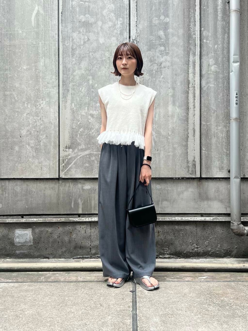 「アーバンリサーチ、イージーパンツ、URBANRESEARCH、サンダル、夏、サマーニット、休日スタイル、ROSSO、サンダルコーデ、旅行コーデ、暑い、イエべ秋、イエべ、paes」｜「ITTIの『別注』ITTI×URBAN RESEARCH　MICHELLE ERRAND POUCH（ショルダーバッグ、ブラック系）」を使った、araiさん（レディース・161cm）の春コーディネートの1枚目の写真