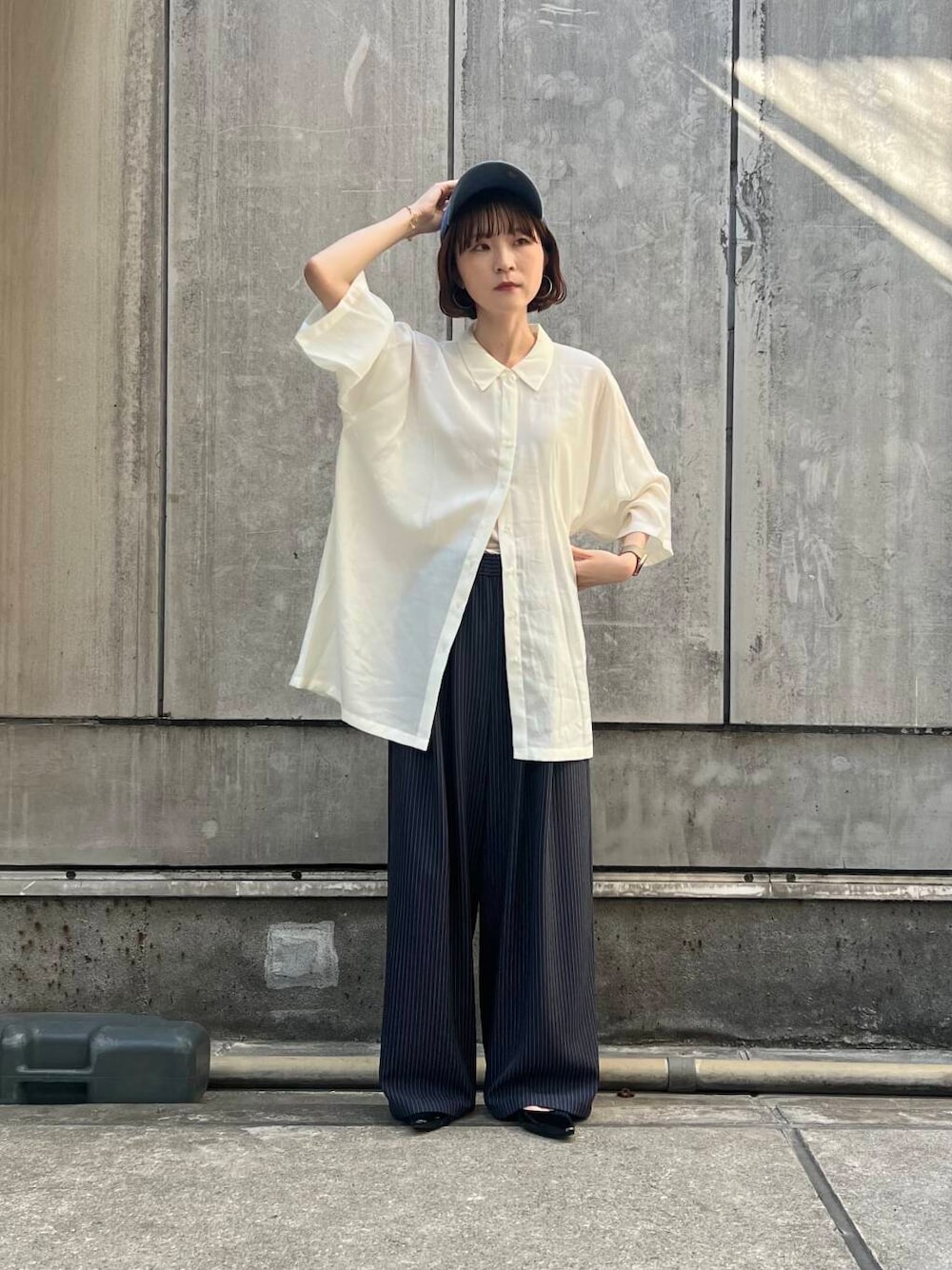 「シャツ、アーバンリサーチ、URBANRESEARCH、キャップ、シアー、夏、パンツコーデ、暑い、イエべ秋、イエべ、シャツが主役の夏コーデ、とても暑い、私が選ぶセールアイテム25ss」｜「URBAN RESEARCHのポインテッドバックストラップシューズ（パンプス、ブラック系）」を使った、araiさん（レディース・161cm）の夏コーディネートの1枚目の写真