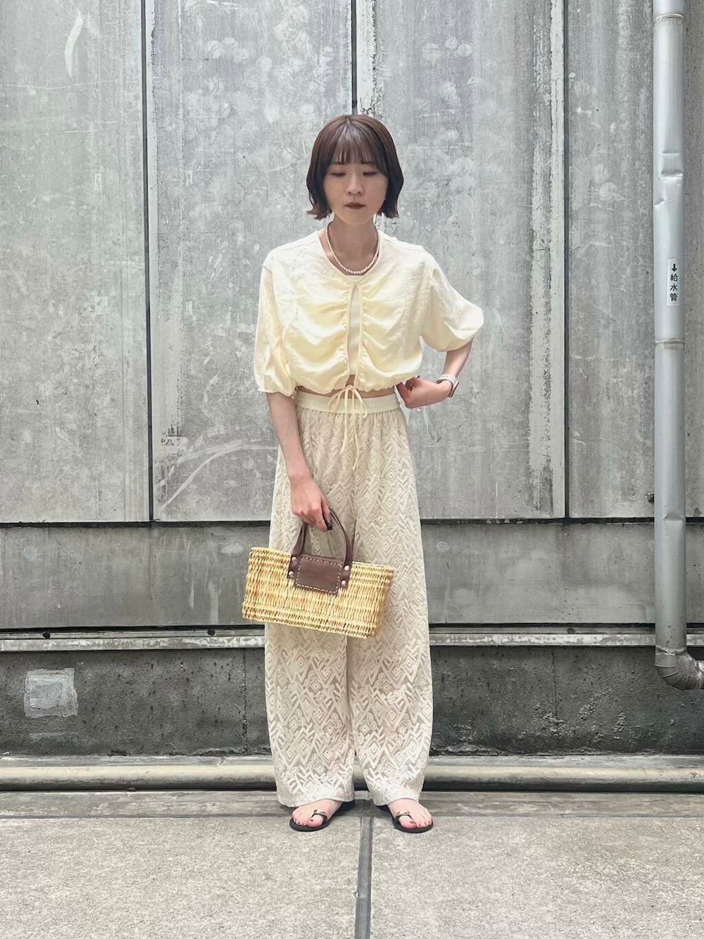 「アーバンリサーチ、URBANRESEARCH、サンダル、レース、パンツスタイル、夏、かごバッグ、休日スタイル、ROSSO、サンダルコーデ、淡色コーデ、淡色、旅行コーデ、decor、デコール」｜「URBAN RESEARCHのdecor『デコール』　Hematite6mmBallnecklace（ネックレス、シルバー系）」を使った、araiさん（レディース・161cm）の春コーディネートの1枚目の写真