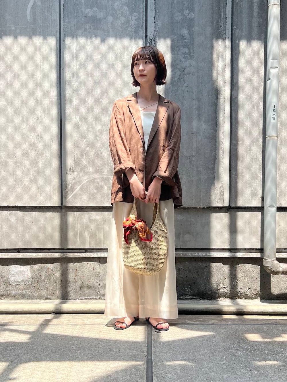 「アーバンリサーチ、ジャケット、ブラウン、URBANRESEARCH、スカーフ、リネン、パンツスタイル、夏、休日スタイル、ROSSO、サンダルコーデ、ラミー、イエべ秋、イエべ、やや暑い」｜「manipuriのmanipuri　65フロシス（バンダナ/スカーフ、ブラウン系）」を使った、araiさん（レディース・161cm）の春コーディネートの1枚目の写真
