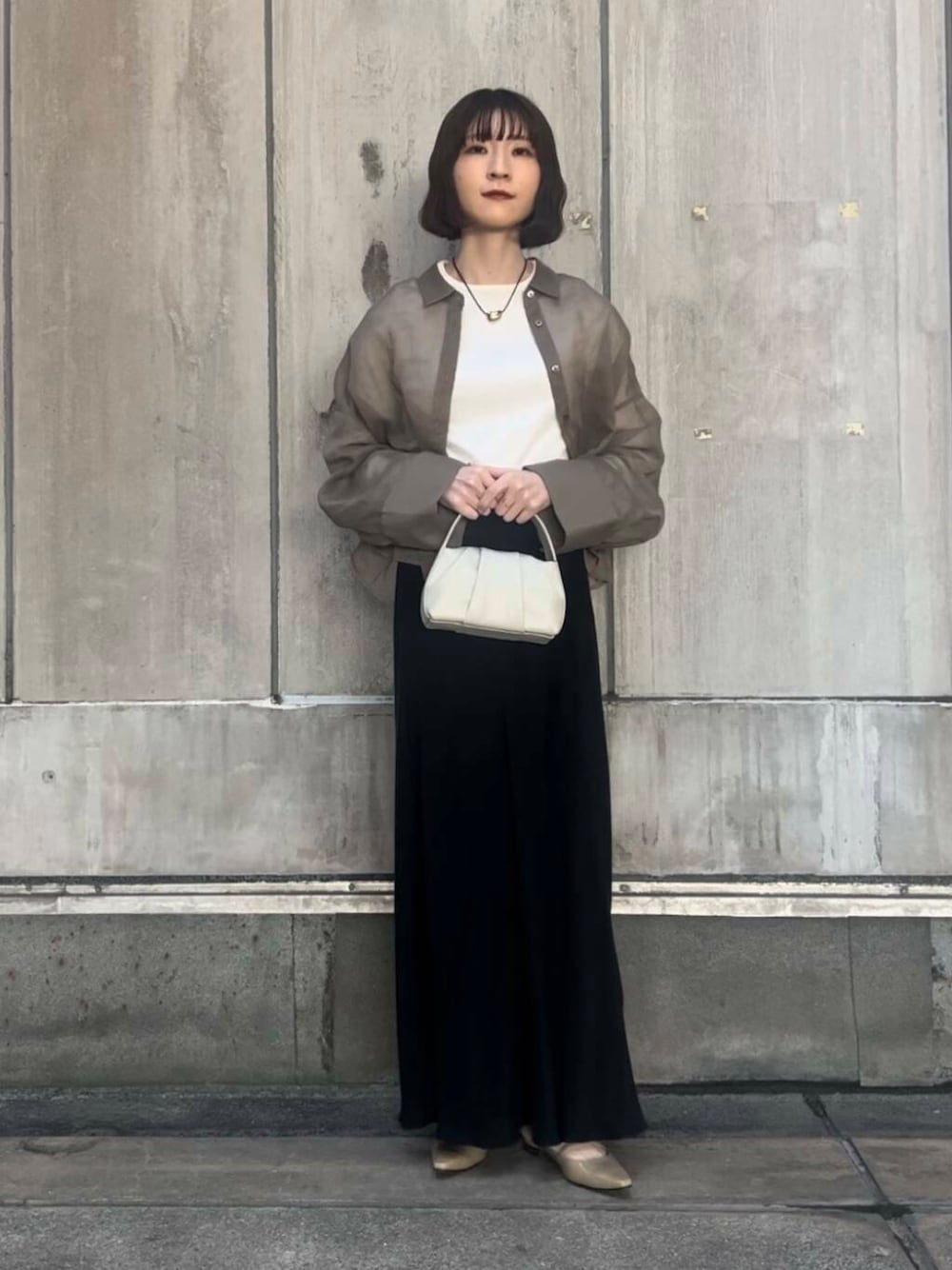 「URBANRESEARCH、SonnyLabel、シアー、春コーデ、春、休日スタイル、ROSSO、シアーシャツ、スカートコーデ、綺麗目コーデ、キュプラ、旅行コーデ」｜「URBAN RESEARCH Sonny LabelのスラブベーシックロングスリーブTシャツ（Tシャツ/カットソー、ホワイト系）」を使った、araiさん（レディース・161cm）の春コーディネートの1枚目の写真